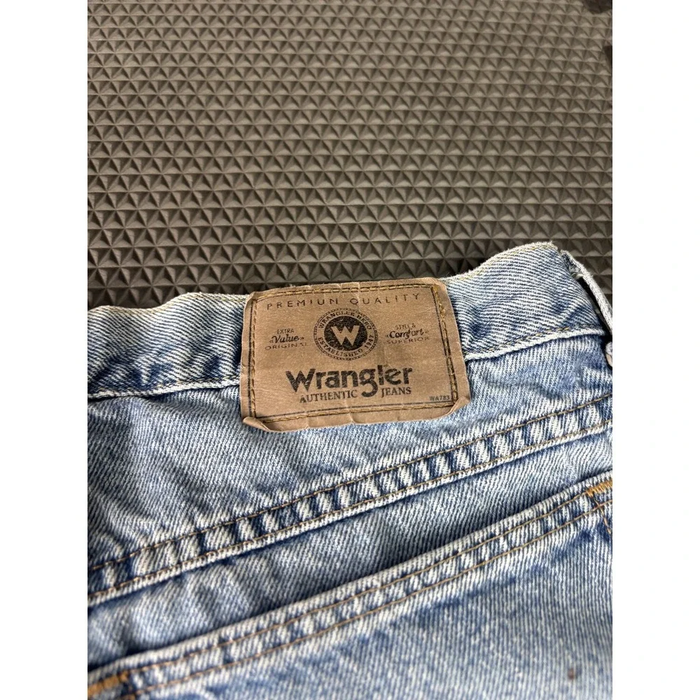 Wrangler Men's Denim Shorts Relaxed Fit Light Wash Blue Jeans Size 33 Casual